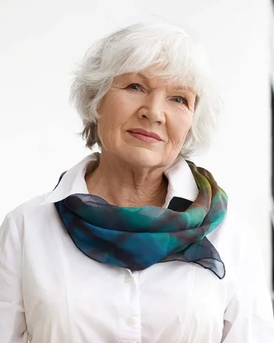 Mujer Voltage y cabello blanco cuidado